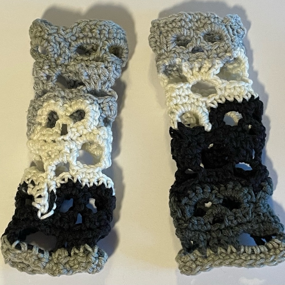 Handmade crochet Goth Skull gloves

Black White & Gray

Small
